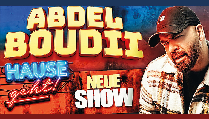 Show Plakat Abdel Boudii mit dem Titel Hause geht! und dem Hinweis "Neue Show". Rechts im Bild Abdel im Profil von rechts