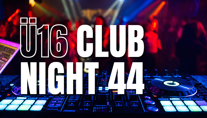 Im Vordergund sieht man Turntables in bunter Partybeleuchtung. Darüber Text: Ü16 Club Night 44