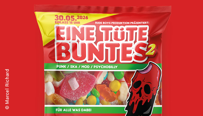 Eine gemischte Süßigkeiten Tüte mit der Aufschrift "Eine Tüte Buntes" und einem Sichtfenster für die Leckereien sowie einem zerlaufenen  Eis in Totenkopfform als Aufdruck dient als Veranstaltungsplakat.