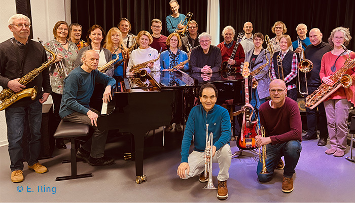 Das Bild zeigt alle Musiker:innen der Stone Street Big Band vor einem Vorhang.